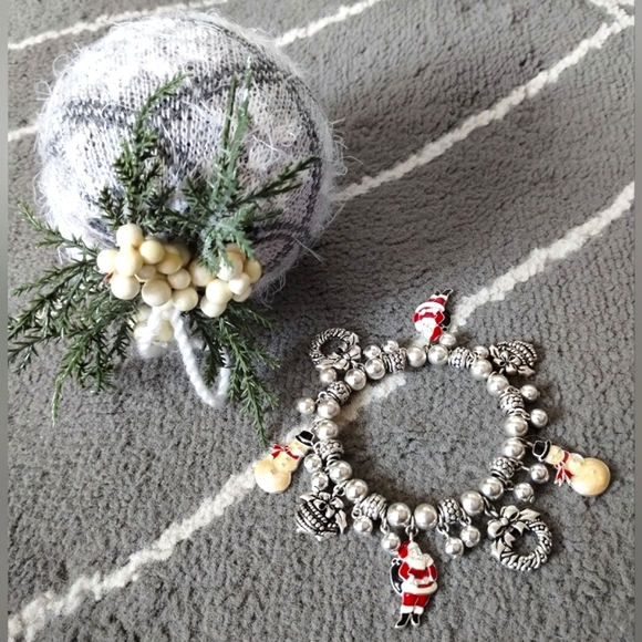 Avon Christmas 🎄 Charm Bracelet ⛄ - Picture 2 of 14